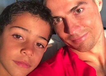 ‘Ti ke fjetur këtu?’ Ronaldo i tregon të birit shtëpinë e fëmijërisë