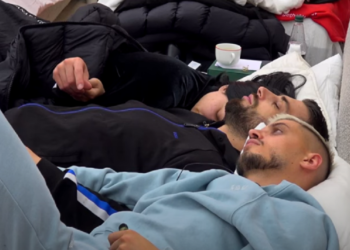 Pas përkëdheljeve, Sara në një shtrat me Meritonin dhe Bardhin. Ç’po ndodh… (VIDEO)