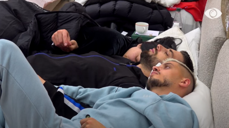 Pas përkëdheljeve, Sara në një shtrat me Meritonin dhe Bardhin. Ç’po ndodh… (VIDEO)