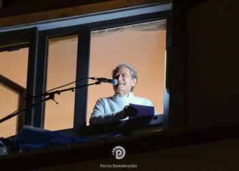 Meta: Është legjendë, edhe nga ballkoni Berisha i frymëzon shqiptarët