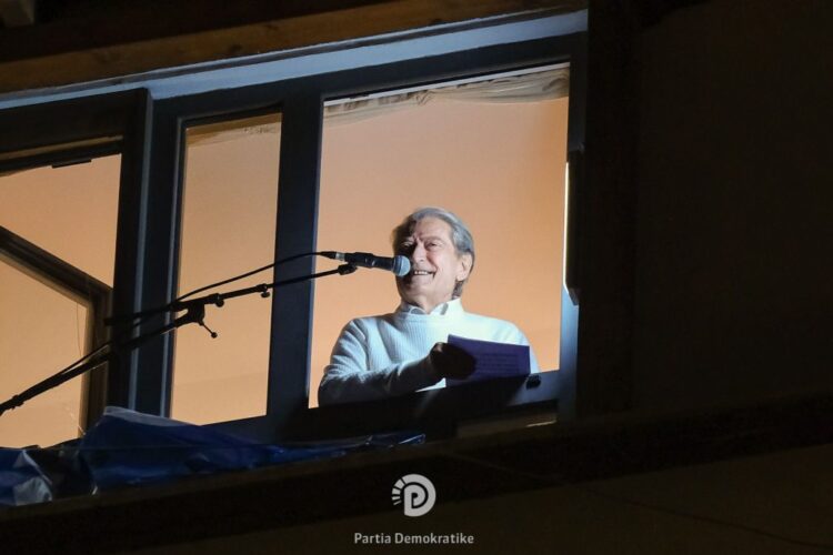 Meta: Është legjendë, edhe nga ballkoni Berisha i frymëzon shqiptarët