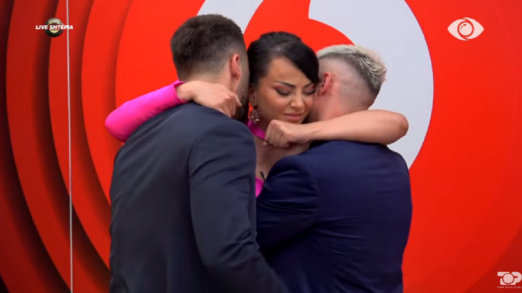 “Dy vëllezër më kanë vdekur nga…”, Sara sqaron foton virale me Meritonin