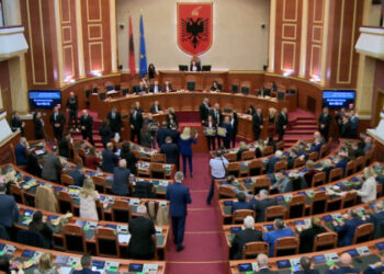 Nis me tensione seanca ne Kuvend, opozita bllokon foltoren