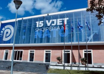 15 vjet Shqipëria në NATO, selia blu mbulohet me baner gjigand