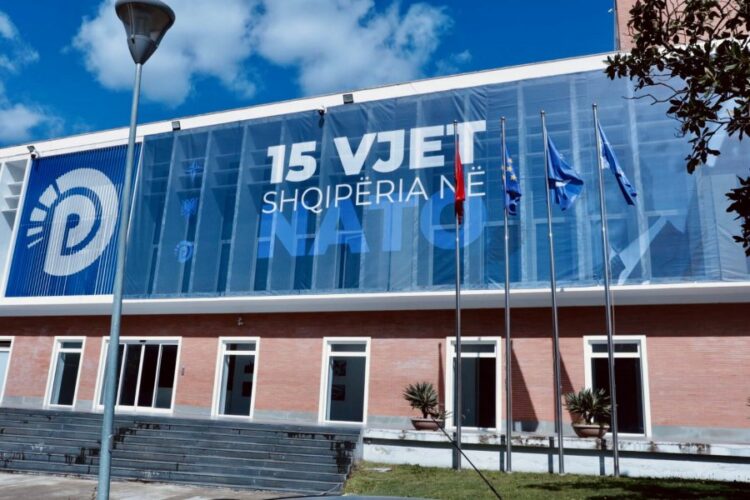 15 vjet Shqipëria në NATO, selia blu mbulohet me baner gjigand