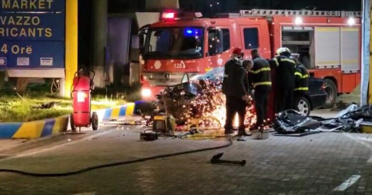 Mbeti i bllokuar në automjet pas aksidentit, i riu nxirret i gjallë..