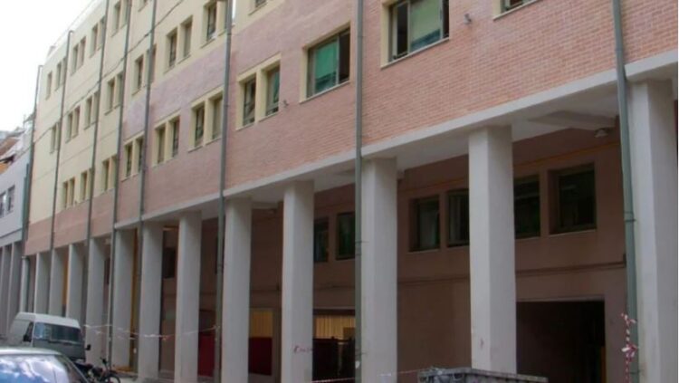 19 vjeçari plagos me thikë dhe çekiç drejtorin dhe një nxënës