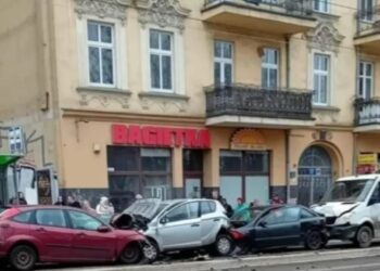 Makina përplas një turmë njerëzish, plagosen 19 persona