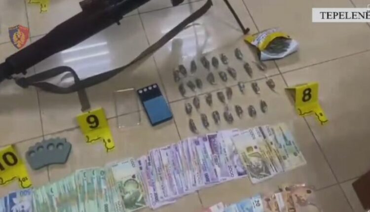 Shiste drogë pranë shkollave, arrestohet 65-vjeçari në Tepelenë