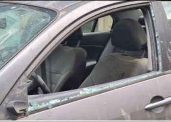 16-vjeçarja i thyen xhamat e makinës njerkut, dyshimet