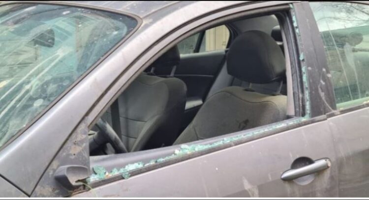 16-vjeçarja i thyen xhamat e makinës njerkut, dyshimet