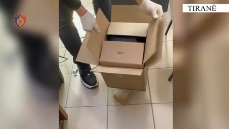 Trafik droge nga SHBA në Shqipëri me postë, kapet 27-vjeçari