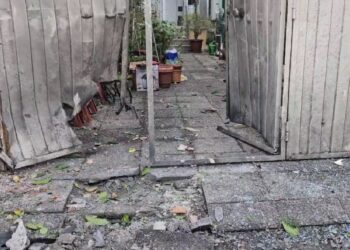 FOTO/ I shpërthyen derën e shtëpisë me tritol, një person me motor…