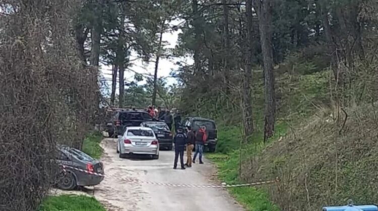 Me pranga në duar dhe armë, gjendet trupi i pajetë i një personi