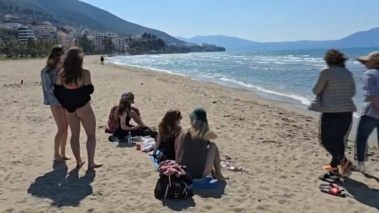 Turistët e huaj shijojnë diellin dhe detin në Vlorë: Uji është…