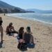 Turistët e huaj shijojnë diellin dhe detin në Vlorë: Uji është…