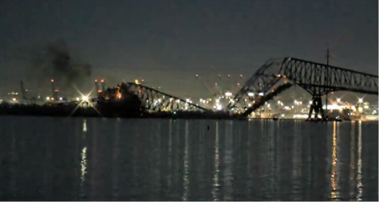 VIDEO/ Anija godet urën dhe e rrëzon, disa makina përfundojnë në ujë