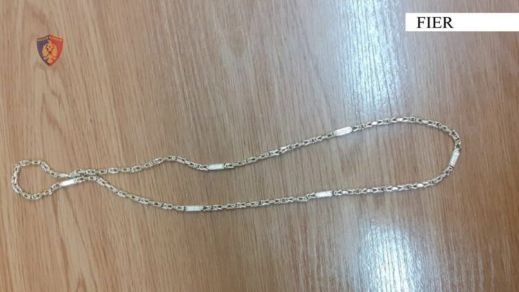 Vodhi një varëse floriri në argjendari, arrestohet 35-vjeçari