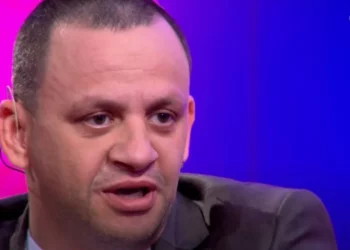 Mamaja i kërkon falje në letër, ja reagimi emocionues i Lisit (VIDEO)