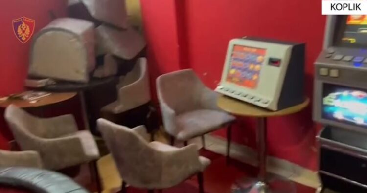 Luanin poker në lokal, dy të arrestuar në Koplik