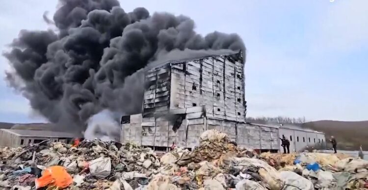 Merr flakë fabrika në Prishtinë, tymi “mbulon” qytetin