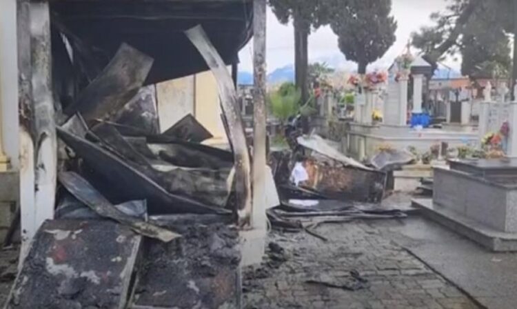 Zjarr në ambientet e Kishës pranë varrezave në Shkodër