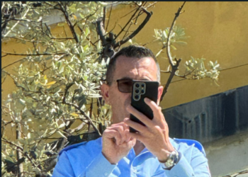 Foto – Protesta te Bashkia, policia ‘spiunon’ qytetarët