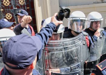 Protesta te Bashkia, Policia furnizohet me gaz lotsjellës
