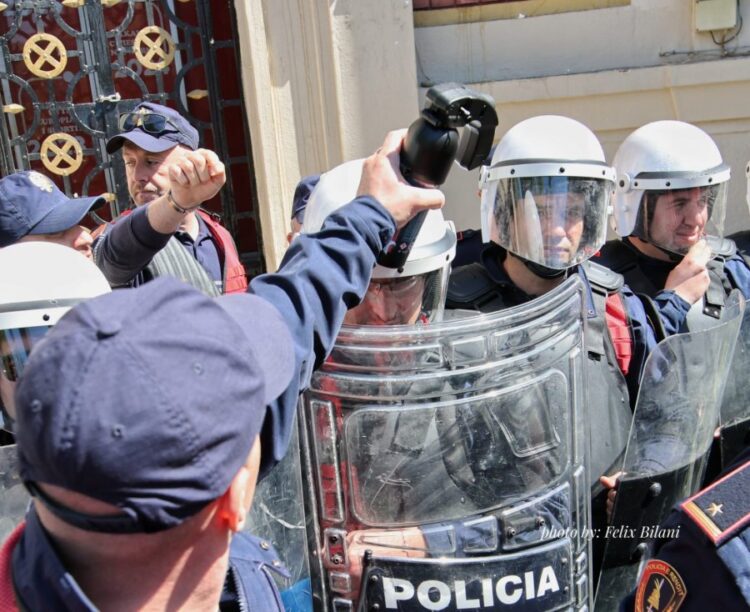 Protesta te Bashkia, Policia furnizohet me gaz lotsjellës