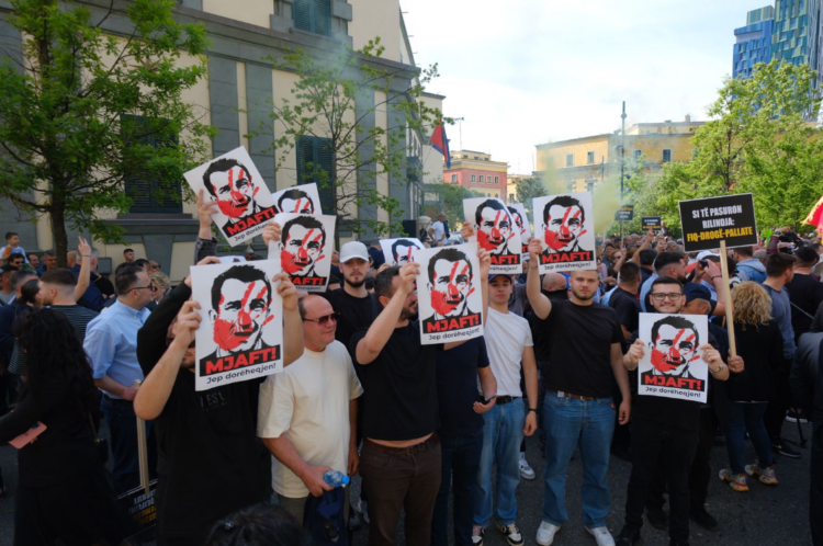 Nis protesta para Bashkisë Tiranë, kërkohet dorëheqja dhe arrestimi i Veliajt