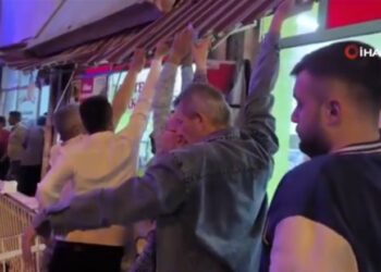 Turqi – Shembet ballkoni ku po festonte, vdes zyrtari i opozitës