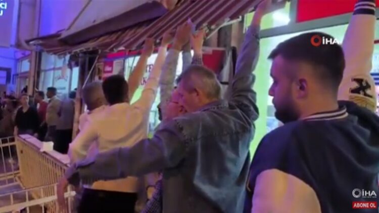 Turqi – Shembet ballkoni ku po festonte, vdes zyrtari i opozitës