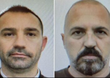 Arsenal armësh në shtëpi, dy të arrestuar në Tiranë – (FOTO-EMRAT)