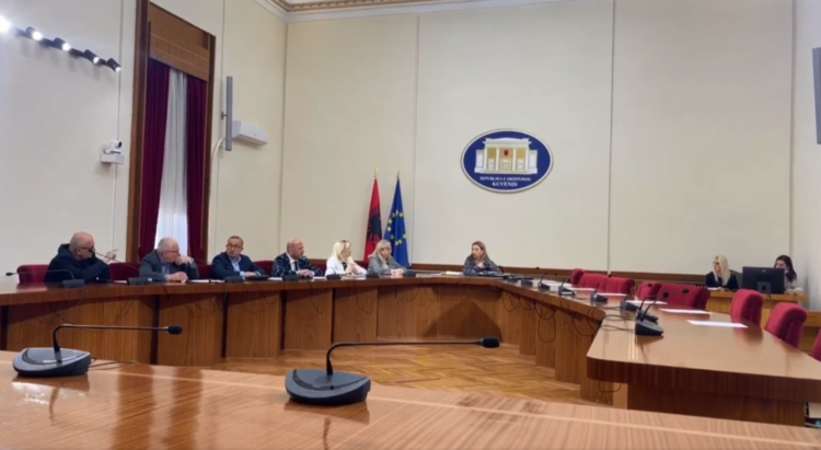 Për të katërtën herë radhazi, socialistët bojkotojnë komisionin për koncesionet në Shëndetësi
