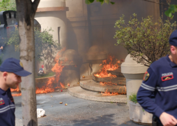 VIDEO – Tensione në protestën te Bashkia, hidhet molotov