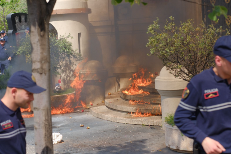 VIDEO – Tensione në protestën te Bashkia, hidhet molotov