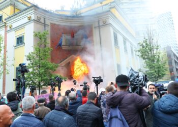 “Veliaj të dorëheqjet dhe arrestohet”, ç’ndodhi në protestën te Bashkia dhe kur zhvillohet e radhës