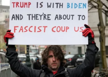 I vuri flakën vetes jashtë gjyqit të Trump, vdes 37-vjeçari