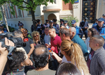 7 muaj pa bonus qiraje, banorët e ish komunales protestë para bashkisë së Tiranës: Veliaj të na mbajë premtimin