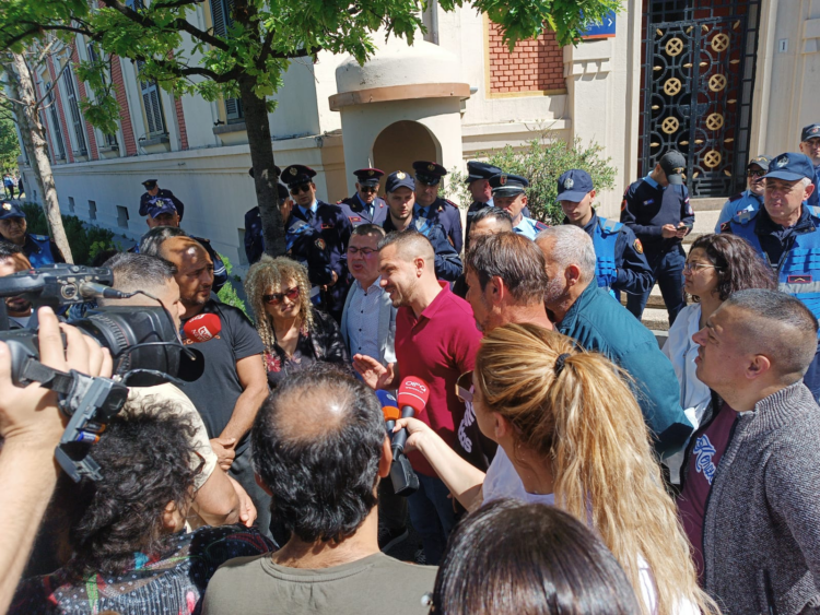 7 muaj pa bonus qiraje, banorët e ish komunales protestë para bashkisë së Tiranës: Veliaj të na mbajë premtimin