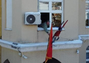 Vendosi flamurin kuqezi në selinë e partisë ditën e Pavarësisë, Serbia dënon kryetarin e Komunës së Preshevës