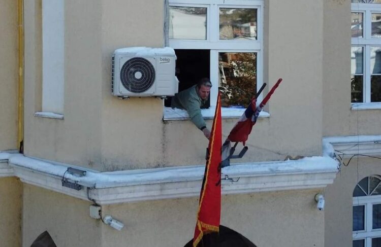 Vendosi flamurin kuqezi në selinë e partisë ditën e Pavarësisë, Serbia dënon kryetarin e Komunës së Preshevës