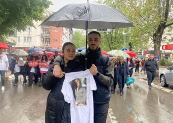 I ati i vrau nënën, vajza e Gjyljeta Ukellës prin protestën në Kosovë