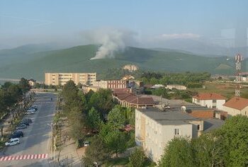 Zjarr në vendgrumbullimin e mbetjeve, tymi toksik mbulon ultësirën e Kukësit