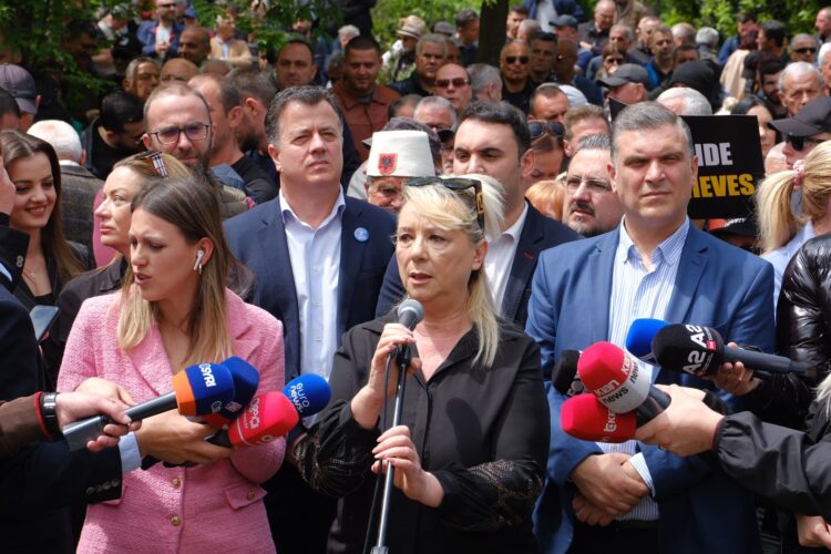 Çfarë fshihet? Pse opozita e ndërpreu papritur protestën për dorëheqjen e Veliajt?