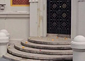 Protestuesit qëllojnë me mollë, vezë e portokalle drejt Bashkisë së Tiranës