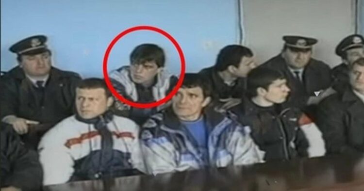 Lumturia nuk zgjati shumë! Dje u lirua, sot iu vunë prangat. Në janar i ekzekutuan djalin, kush është “Buzëderri”?