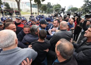 Balliu nga protesta: “Ku janë milionat e vjedhur nga inceneratorët?”