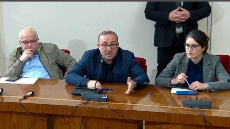 Saimir Korreshi ironizon: “Kalendari do jet me Milan apo Inter, uluni dhe ndajeni këtë punë”!