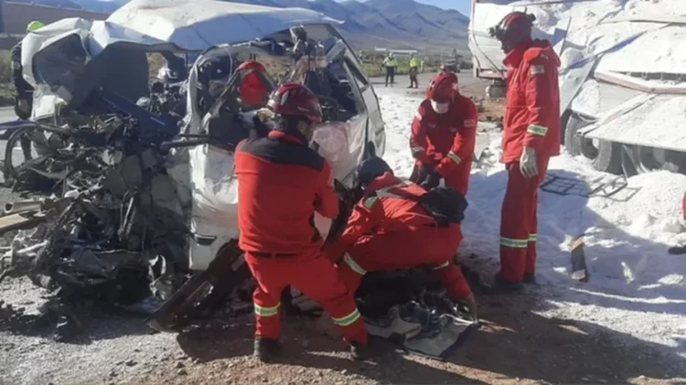 Kamioni përplaset kokë më kokë me autobusin, 14 viktima në Bolivi
